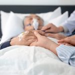 Soins palliatifs à domicile : accompagner la fin de vie dans un environnement familier